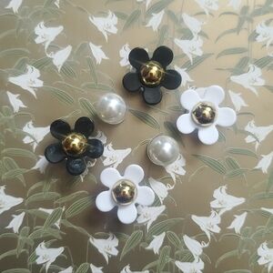 Black and White Flower Jibbits With Pearl And Gold